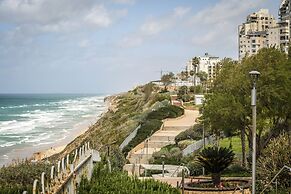 Netanya Panoramic Sea-View 4BR Apartment