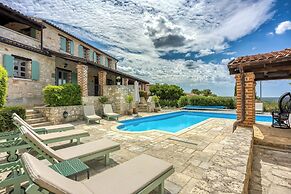 Vila Amyra With Pool