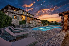 Vila Amyra With Pool