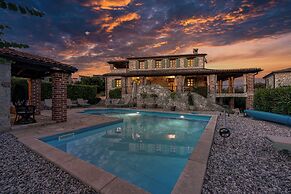 Vila Amyra With Pool