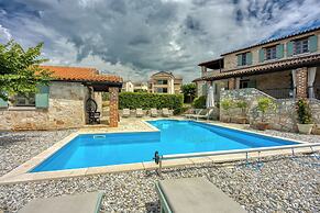 Vila Amyra With Pool