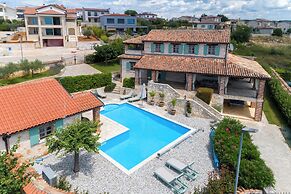 Vila Amyra With Pool