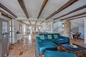 Villa Amyra With Pool
