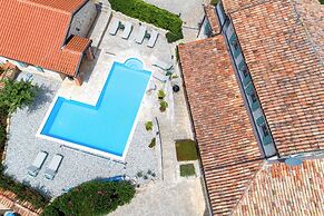 Vila Amyra With Pool