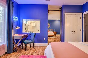 7 Private Suites Sleeps 25 Walkable to DT!