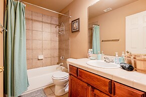 Quiet 2 Story Walkable to East Side Eateries