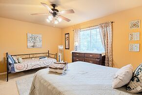 Quiet 2 Story Walkable to East Side Eateries