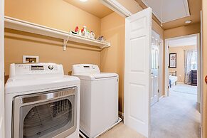 Quiet 2 Story Walkable to East Side Eateries