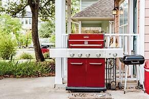 Quiet 2 Story Walkable to East Side Eateries