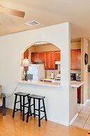 Quiet 2 Story Walkable to East Side Eateries