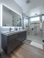 Sherman Retreat 5 Bedroom Townhouse by RedAwning