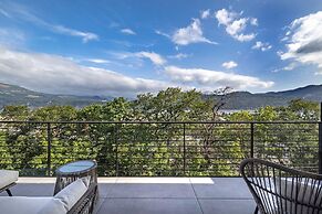 Sherman Retreat 5 Bedroom Townhouse by RedAwning