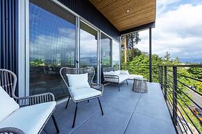 Sherman Retreat 5 Bedroom Townhouse by RedAwning