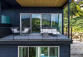 Sherman Retreat 5 Bedroom Townhouse by RedAwning