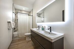 Sherman Retreat 5 Bedroom Townhouse by RedAwning