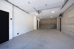 Sherman Retreat 5 Bedroom Townhouse by RedAwning