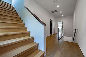 Sherman Retreat 5 Bedroom Townhouse by RedAwning