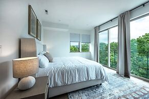 Sherman Retreat 5 Bedroom Townhouse by RedAwning