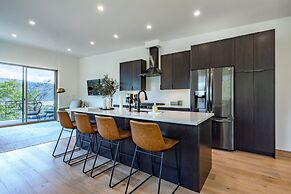 Sherman Retreat 5 Bedroom Townhouse by RedAwning