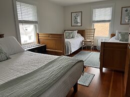 Redoak Lodge Limit 10 5 Bedroom Home by RedAwning