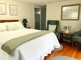 Redoak Lodge Limit 10 5 Bedroom Home by RedAwning