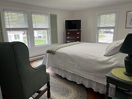 Redoak Lodge Limit 10 5 Bedroom Home by RedAwning