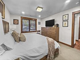 136 Top Of Main! Secret Daly Hideaway W/ Hot Tub! Walk To Main Street!