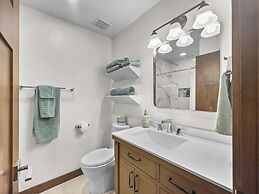 136 Top Of Main! Secret Daly Hideaway W/ Hot Tub! Walk To Main Street!