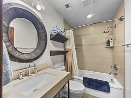 136 Top Of Main! Secret Daly Hideaway W/ Hot Tub! Walk To Main Street!