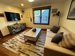 136 Top Of Main! Secret Daly Hideaway W/ Hot Tub! Walk To Main Street!