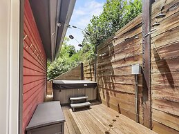 136 Top Of Main! Secret Daly Hideaway W/ Hot Tub! Walk To Main Street!