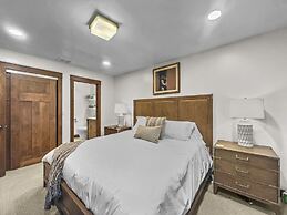 136 Top Of Main! Secret Daly Hideaway W/ Hot Tub! Walk To Main Street!