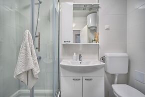 A2- Luxury apt w big Balcony, 4 min Walk to Beach