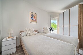 A2- Luxury apt w big Balcony, 4 min Walk to Beach