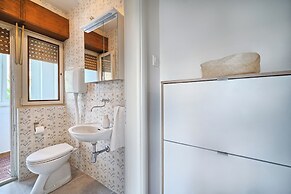 A2- Luxury apt w big Balcony, 4 min Walk to Beach