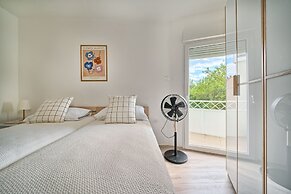 A2- Luxury apt w big Balcony, 4 min Walk to Beach