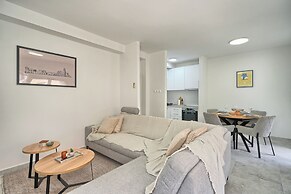 A1-luxury apt w big Balcony, 4 min Walk to Beach