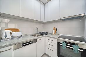 A1-luxury apt w big Balcony, 4 min Walk to Beach