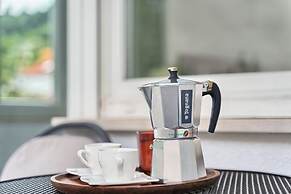 A1-luxury apt w big Balcony, 4 min Walk to Beach