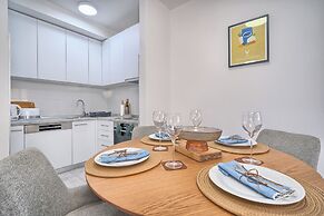 A1-luxury apt w big Balcony, 4 min Walk to Beach