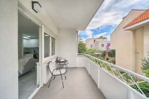 A1-luxury apt w big Balcony, 4 min Walk to Beach