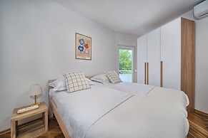 A1-luxury apt w big Balcony, 4 min Walk to Beach