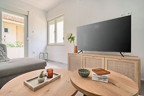 A1-luxury apt w big Balcony, 4 min Walk to Beach