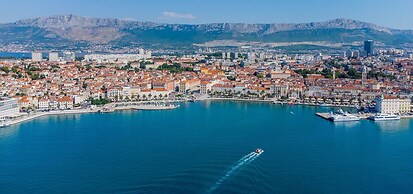 A1-luxury apt w big Balcony, 4 min Walk to Beach