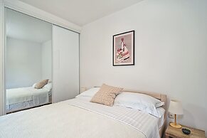 A1-luxury apt w big Balcony, 4 min Walk to Beach