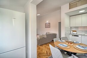 A1-luxury apt w big Balcony, 4 min Walk to Beach