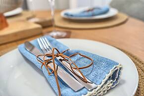 A1-luxury apt w big Balcony, 4 min Walk to Beach