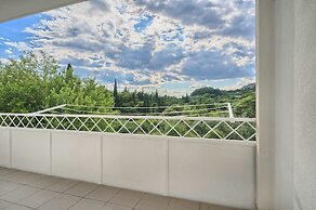 A 2 Spacious apt w big Balcony,4 min Walk to Beach