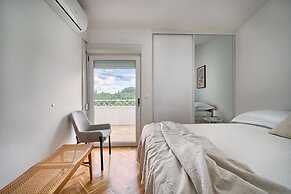 A3 - Luxury apt w big Balcony, 4 min Walk to Beach