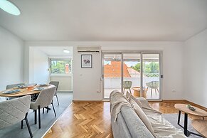 A3 - Luxury apt w big Balcony, 4 min Walk to Beach